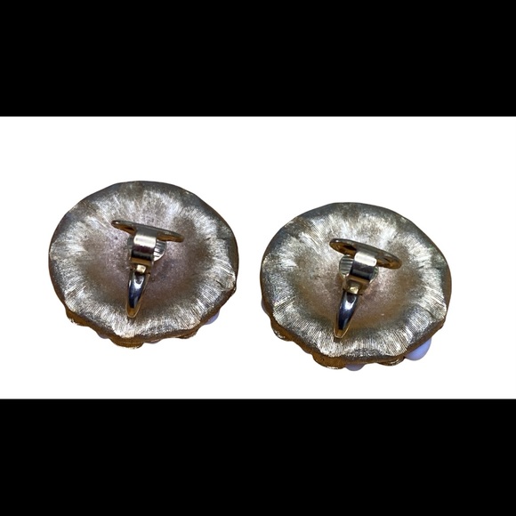 CROWN TRIFARI White Flower Cluster Gold Tone Clip Earrings Thermoset Lucite. - Picture 8 of 8